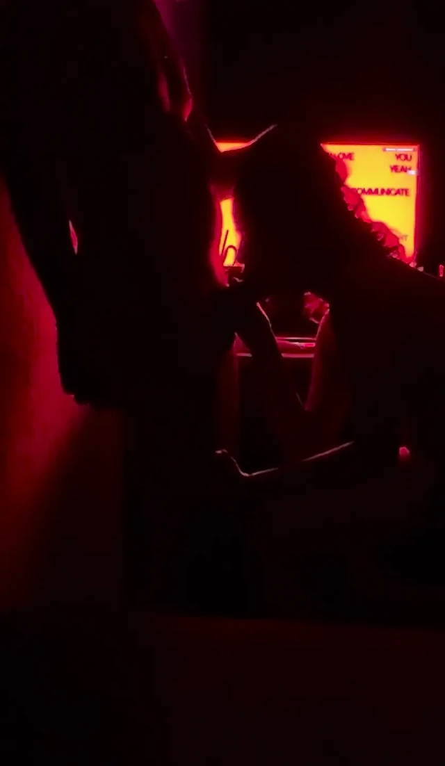 Kırmızı odada yoğun Romalı seks döllenmeye yol açıyor