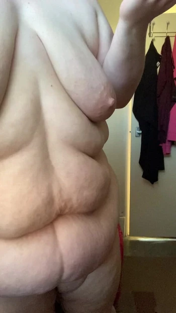 Заливаю маслом мою киску и задницу после бритья