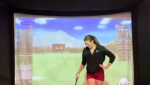Benim lush ile bir simülatörde golf yapmaya çalışıyorum! Ben sallanırken boşalmamaya çalışıyorum!