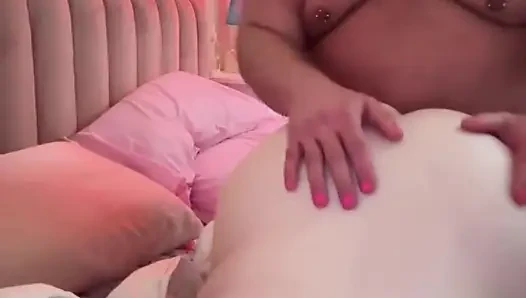 Büyük ayı canlı yayın sırasında piggy rose'a başka bir masaj yapıyor