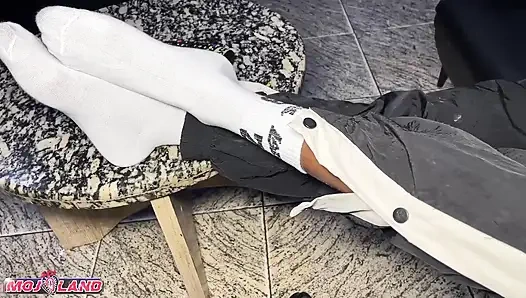 Üvey kız kardeş üvey erkek kardeşini azgın amını sikmesi için kandırıyor