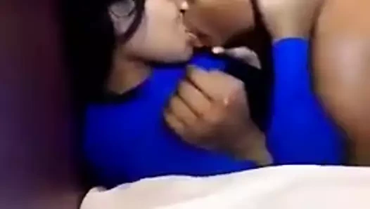 Çiftler öpüşmenin tadını çıkarıyor