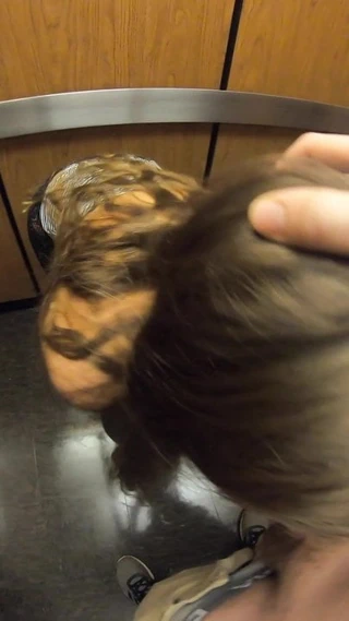 Kütüphanede yanıp sönen asansörde lanete dönüştü