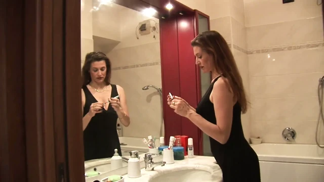 Kirli ve ateşli orta yaşlı seksi kadın bir fotoğrafçıyı kışkırtıyor