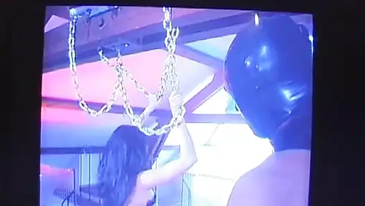 Эта шлюшка обожает сосать огромный член связанной кожей