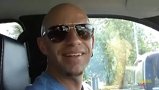 Koyu tenli bir kişi olan Demi Delia, yarağa bindiği ve döl yutma gününe girişten zevk alıyor.