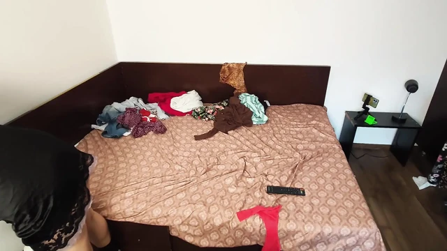 Amatör Evli Kadın, Amatör Evli Kadın Kıyafetlerini Denemekten Ve Kesmeden Hoşlanıyor.