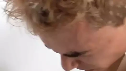 Genç erkekler anal seks için gitmeden önce birbirlerine üfleme