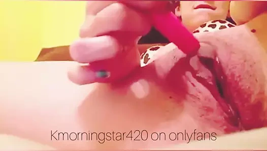 Üvey kız kardeş ıslak amcığını ovuyor