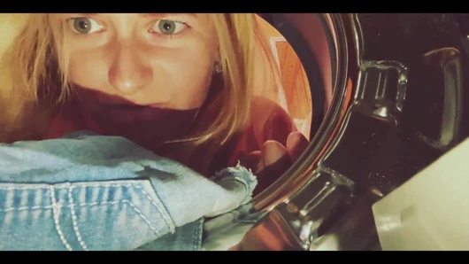 Üvey kız kardeşim çamaşır makinesine sıkıştı ve ona büyük yarağımla yardım etmeye karar verdim