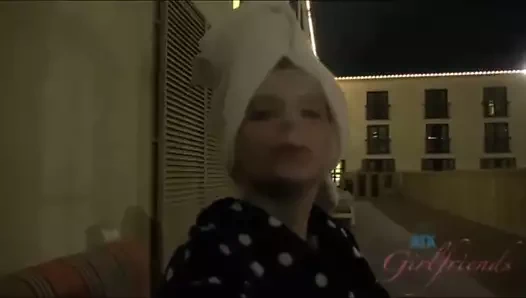 Scarlett ateşi dışarıda bir usta gibi sigara içiyor