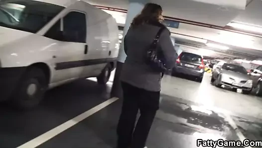 Büyük göbekli şişman genç adamı baştan çıkarıyor