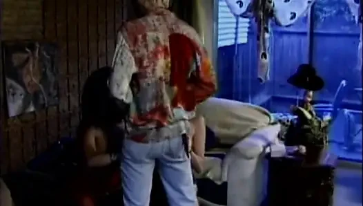 Azgın orta yaşlı seksi kadın derin yumruk sokma eyleminden çılgınca fışkırtıyor