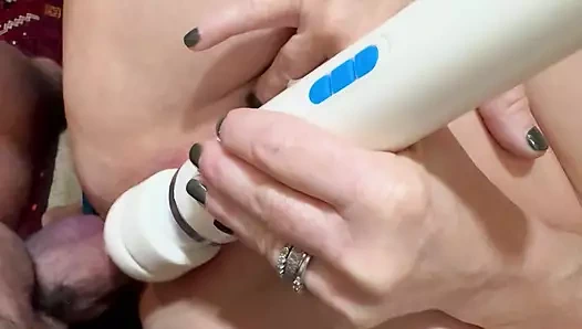 Büyük doğal memeli orta yaşlı seksi kadın, yüksek sesle ve sert orgazm, oyuncaklar ve yarak