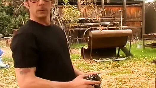 Azgın sarışın parmaklar zonklayan orgazm için kıllı amcığı genişletiyor