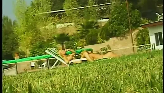 Lezbiyen gençler açık havada oyuncaklar ve amcıklarla oynuyor