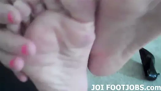 Yumuşak ayaklarımı sert horozuna ovmak istiyorum