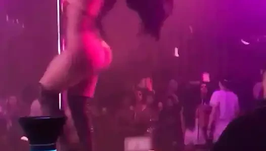 striptiz performansı