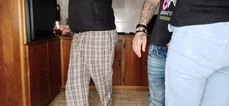 En iyi arkadaşlarımı mutfakta aldatan ev hanımıyla sikişiyorum