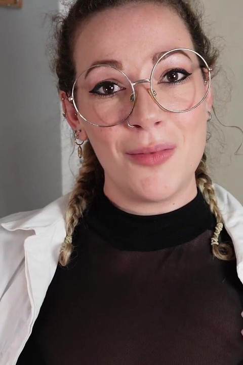 Giantess: bilim adamı profesörünü küçültüyor