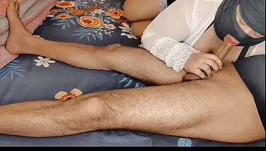 Bir fahişe sevgilisinin penisini nazikçe emiyor ve yalıyor, ateşli Arap seksi