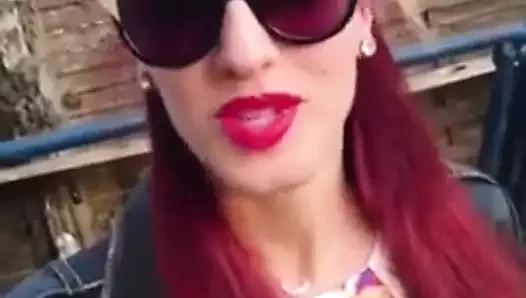 Mükemmel kıyafeti ve mükemmel ayak parmaklarıyla Angelina