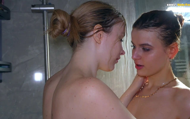 Ebeveynler evde değilken, iki çıplak üvey kız kardeş sıcak duşların altında ıslak lezbiyen seks yapıyor!