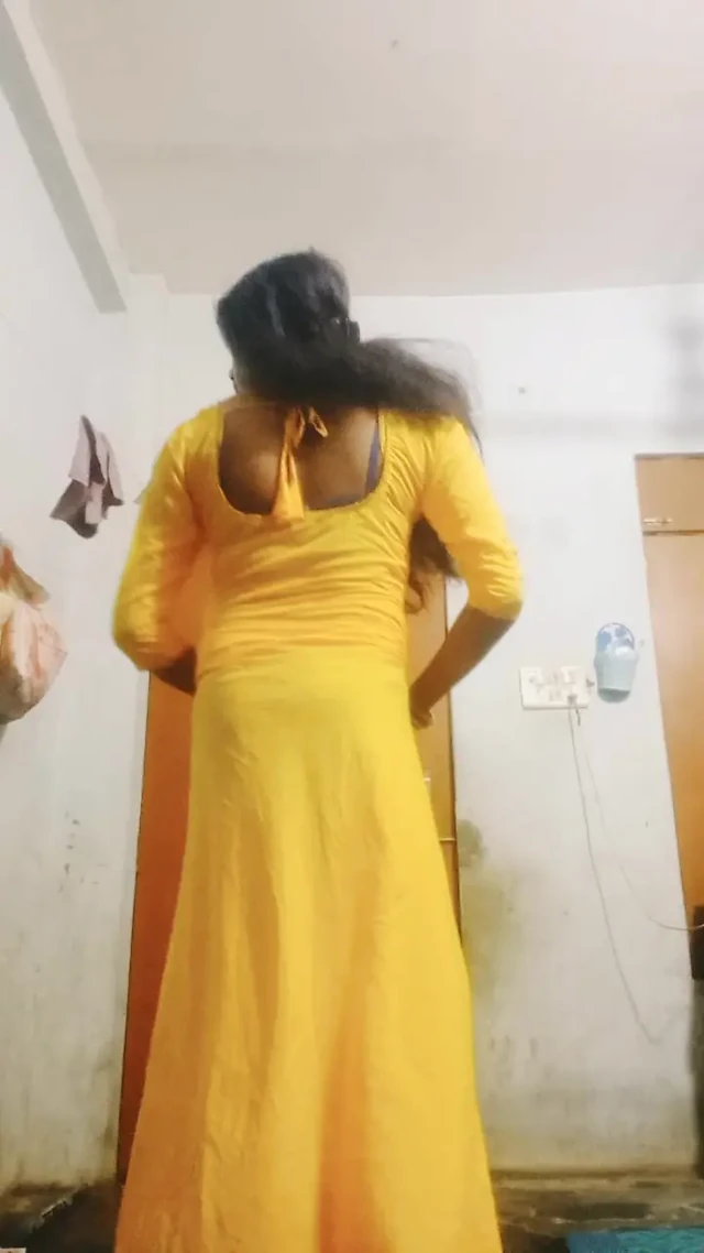 Urvashi Rani silk salwar phenke ghar ke andar ghapaghap krrhi thi