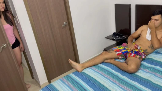 Utangaç üvey kız kardeşim beni iç çamaşırıyla mastürbasyon yaparken yakalıyor ve götüne boşalana kadar onu sert sikiyorum.