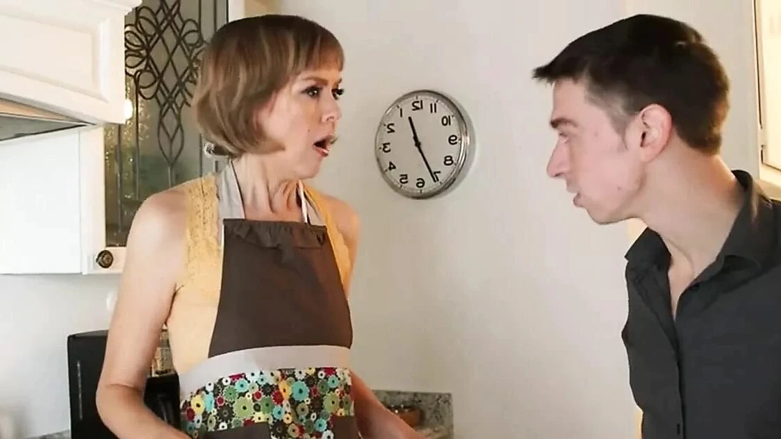 Người Anh milf fucks trẻ con trai