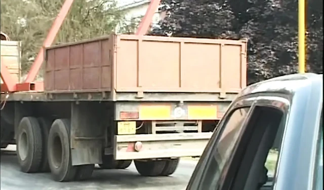 Olgun esmer vahşi açık havada grup sekste yarak yutuyor