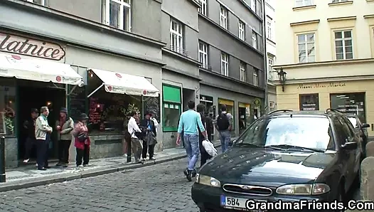 İki arkadaş yaşlı sarışın nineyi alıp götürüp sikiyor