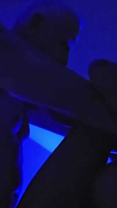 Klas olgun çift, sandalyede seksi sert sikişiyor. Gerçek amatör xxx | Klip 1