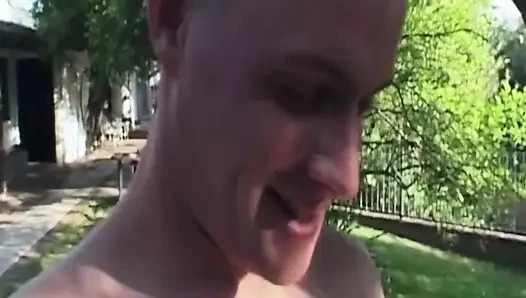 Dövmeli sarışın orta yaşlı seksi kadın açık havada esmerle kalın yarağı yalıyor