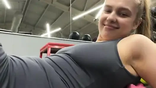 İri güzel seksi kız jucielussie spor salonunda eğitim alıyor