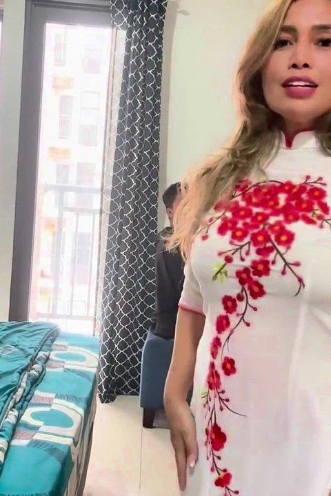 Eşim araya giriyor, ben evden çalışırken ve onunla seks yapıyorum