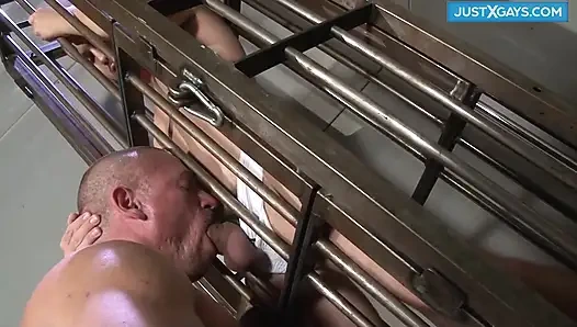 Genç tarafından domine ediliyor