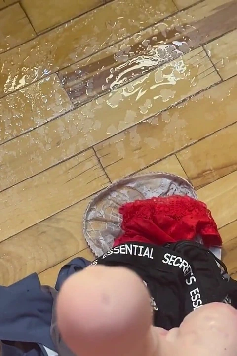 Külotlu sapık oda arkadaşı cezalandırılıyor ve sonra şaşırıyor