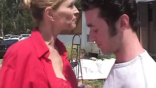 Milf gets becerdin misyoner stil içinde ona traşlı kedi