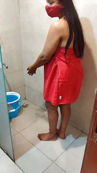 HINTLI ATEŞLI SEKSI HINTLI KADıN ÇıPLAK BANYO YAPıYOR
