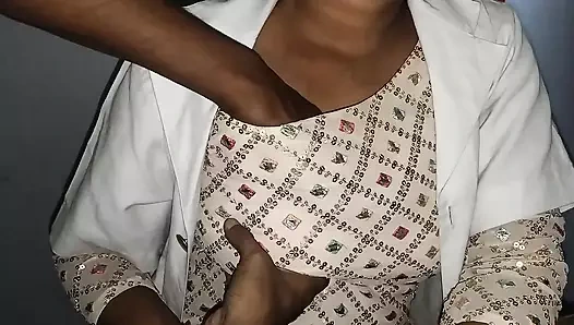 Hintli güzel doktor hasta tarafından sikiliyor