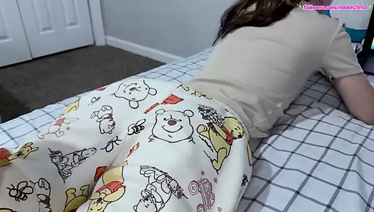 Güzel sıska genç kız dölle doluyor!