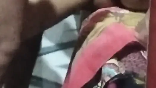 Hintli evli kadın komşusu tarafından sikiliyor