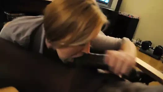 Elle suce une bite black et le fais jouir