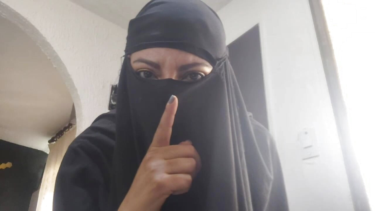 Arap orta yaşlı seksi kadın peçeli XXX giyerken web kamerasında fışkırtan amıyla sert orgazm için mastürbasyon yapıyor