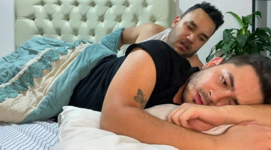 Ateşli üvey oğlunu sikiyorum ve götünü sütle dolduruyor