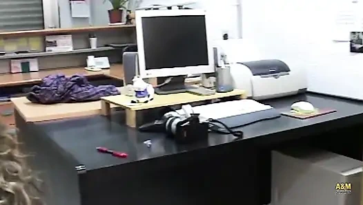 Camila kettesével megtisztítja.
