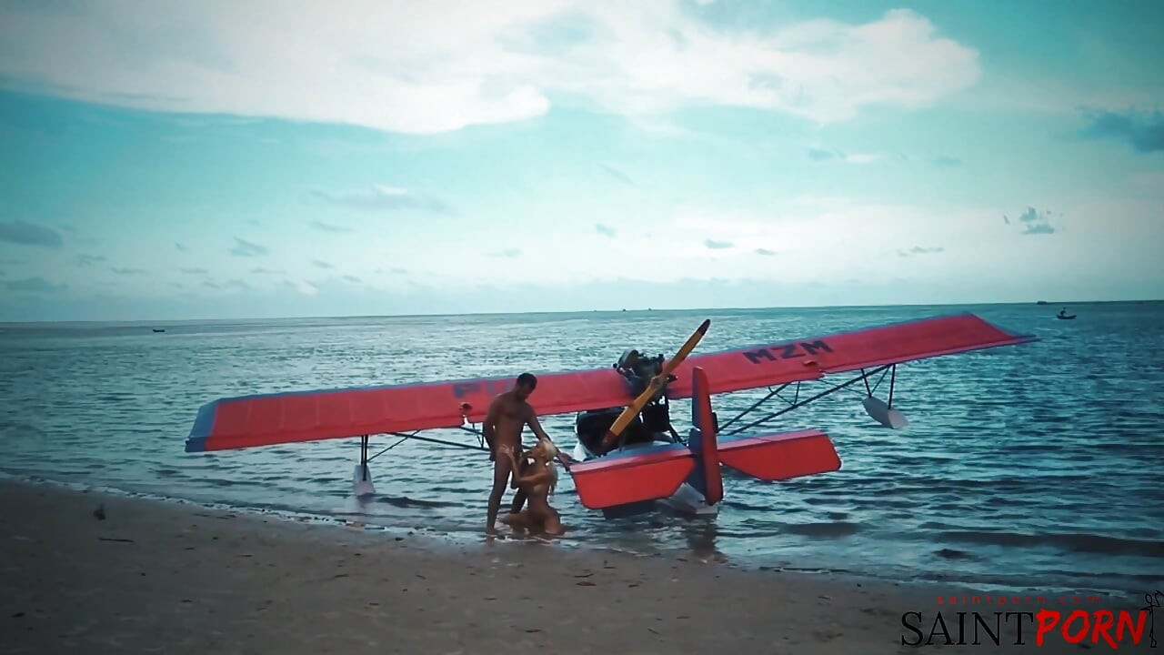 Caylian Curtis tenha bir ada plajında bir pilotla sikişiyor