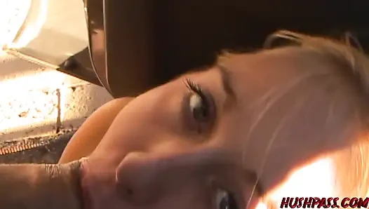 Публичное обнажение на заправке получает Goldie Coxx все накачаны