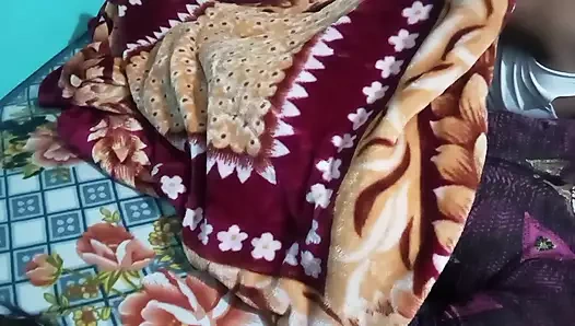 Hintli çiftin romantik videosu.